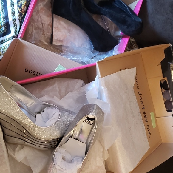 Shoes( both pair included) - Picture 7 of 8